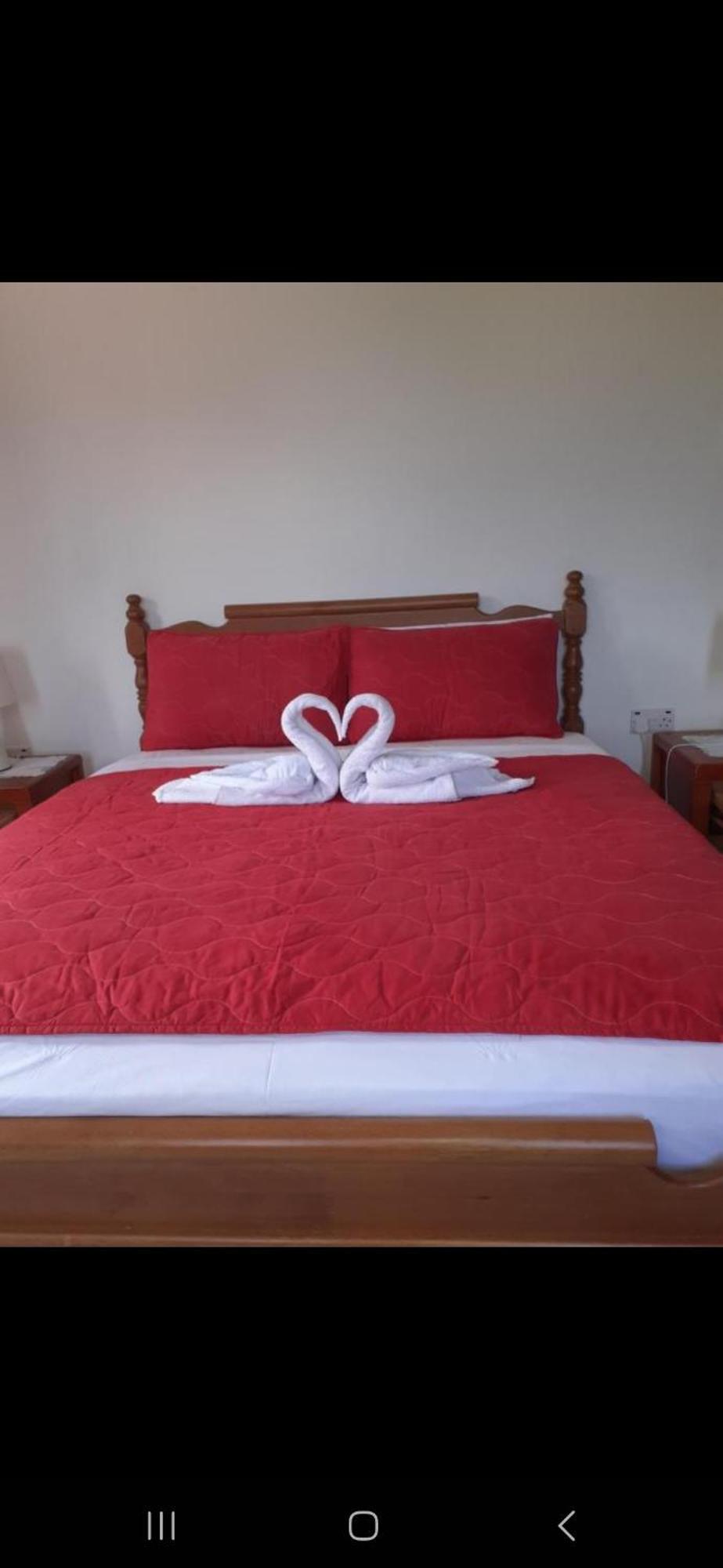Gigi'S Self Catering Apartment Port Glaud Room photo